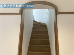 1F　2階への階段