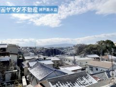 【リビング窓からの眺望】 明石海峡大橋一望できます。昼夜、季節によって変わる景色を楽しめます。