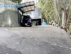 駐車場と奥に倉庫がございます。前面道路の間口は7.6mです。