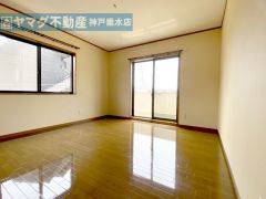 洋室8.5帖 南向きバルコニーに面しています。