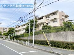 ・前面道路と最寄りバス停「小束山1丁目」 ・バス停までは徒歩1分