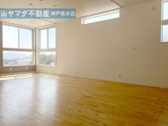 【リビングと書斎】 フローリングが無垢材を使用。 ＬＤＫ15.5帖、書斎4.5帖。合わせると20帖に。天井にカーテンレールが設置してあり、カーテンで仕切ると書斎が出現する工夫をこらしたスペースです。