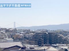 【リビング窓からの眺望】 明石海峡大橋一望できます。昼夜、季節によって変わる景色を楽しめます。