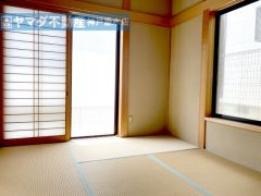 1F　和室6帖 南向き　ウッドデッキに面しています。 2面採光のお部屋です。