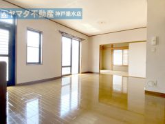 1F　LDK約15帖 南向き　ウッドデッキに面しています。