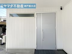 【玄関】 外壁に風合いに合ったシルバーの玄関扉です。防犯カメラも設置されています。