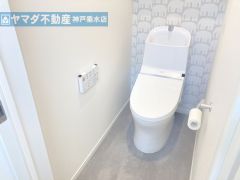 【トイレ】 ランドリールーム同様、床はタイルを使用しています。