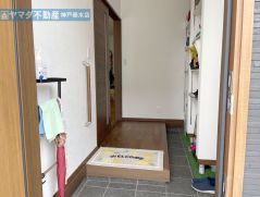 玄関ホール前に可動棚の収納スペースがあり、すっきり片付きます。