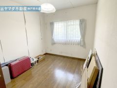 ・洋室5.5帖 ・花台のある窓です。プランターのお花があればお部屋も外観も華やか。