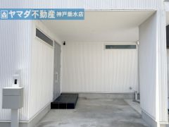 【ガレージ】 車を降りたらすぐ玄関、雨の日も濡れません。
