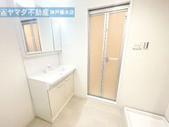 脱衣室、床・クロス張替えています