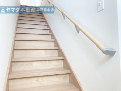 【階段】 段差は約17センチ。一般的な段差より低いため、子どもや高齢者の方でも昇降しやすい。体感するとわかります！