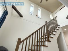 リビング階段と吹抜 ・階段は空間に広がりを感じる格子手摺