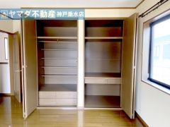 洋室8.5帖の収納スペース