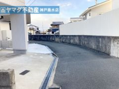 【前面道路】 この先、数十メートルで「免許試験場」です。免許更新も歩いて行けます。