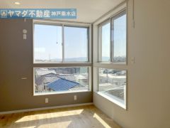 【リビングのコーナー窓】 南向きのコーナー窓は、あたたかな陽射しと解放感を与えてくれます。明石海峡大橋、夏には淡路島の花火が望め、生活を彩ってくれる窓です。