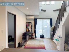 ・1F　LDK15帖 ・南西向きの明るいリビングダイニングです。リビング階段＆吹抜のスタイリッシュで開放館のある空間。