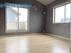 2F　洋室8.1帖　東南向きバルコニーに面しています。
